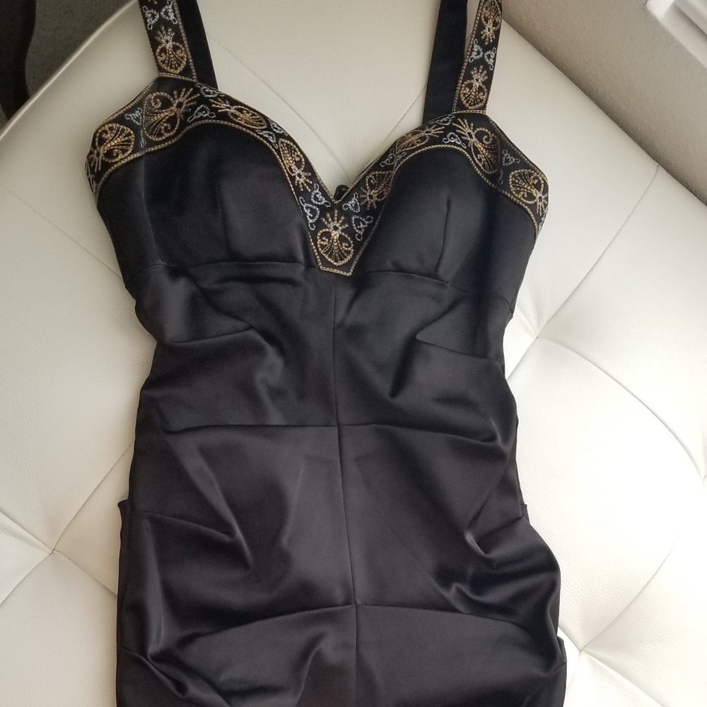 3/$175🎃4/$198 Cache embrioidered bodycon dress
